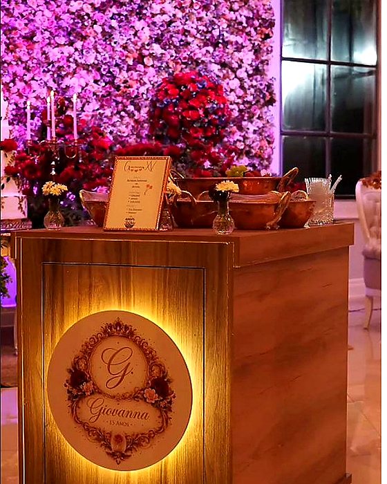 Profissional finalizando a mesa gourmet