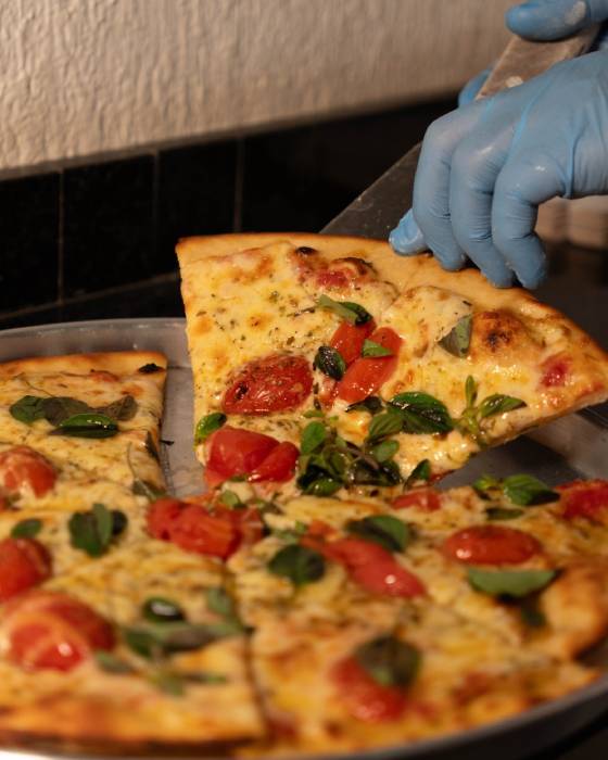 Fatia de pizza de mussarela