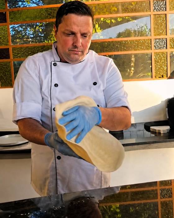 Pizza artesanal com manjericão