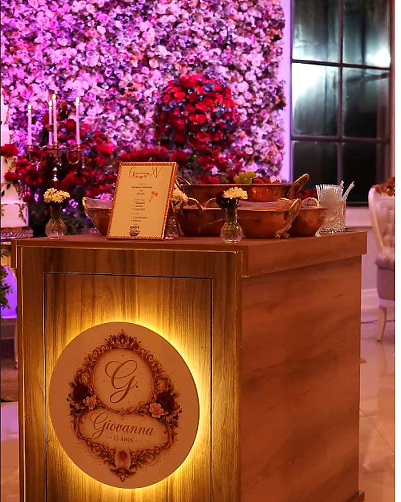 Parede floral iluminada com estação de doces