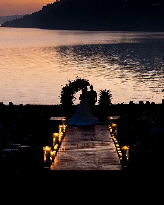 Cerimônia de casamento ao pôr do sol