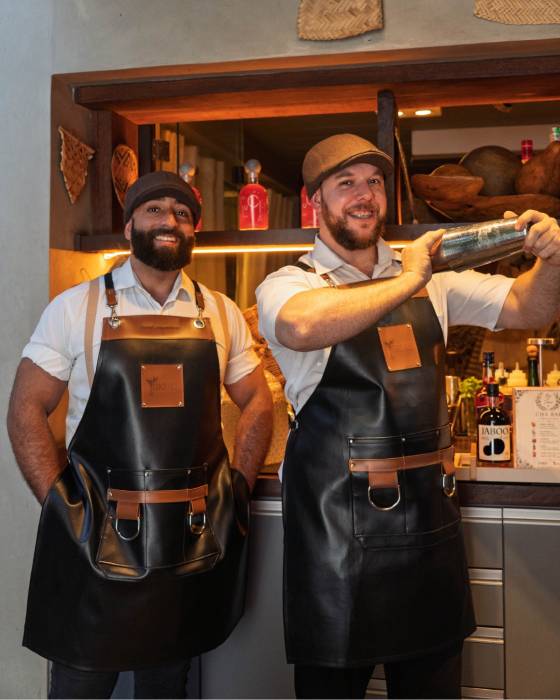 Bartender profissional em ação